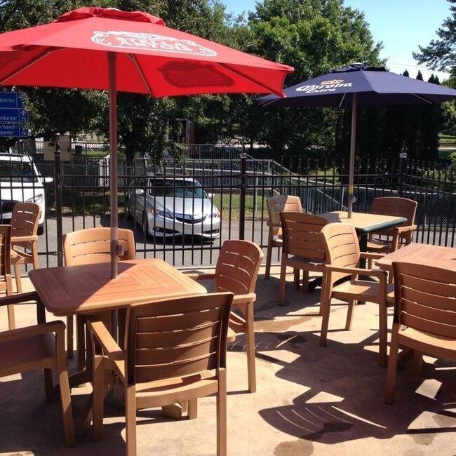 Bar Le Devin - Restaurants Entr&eacute;e accessible aux fauteuils roulants Ouverts maintenant Cantons-de-l'Est / Estrie