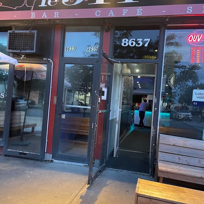 Caf&eacute; Bar le 514 - Montreal Breakfast Open Late Restaurants