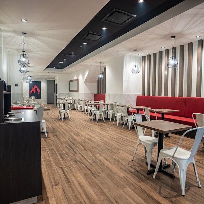 Poulet Rouge - Restaurants pr&egrave;s de: H3A1V4