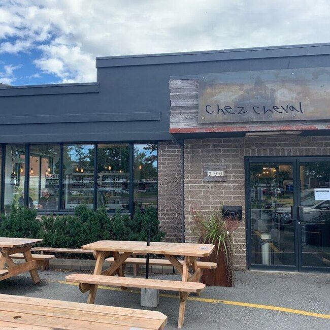 Chez Cheval - Mont-Saint-Hilaire Restaurants