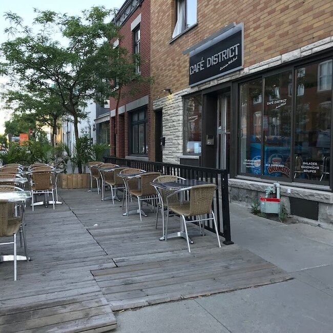 District Cafe - Takeout Available Restaurants in Outremont