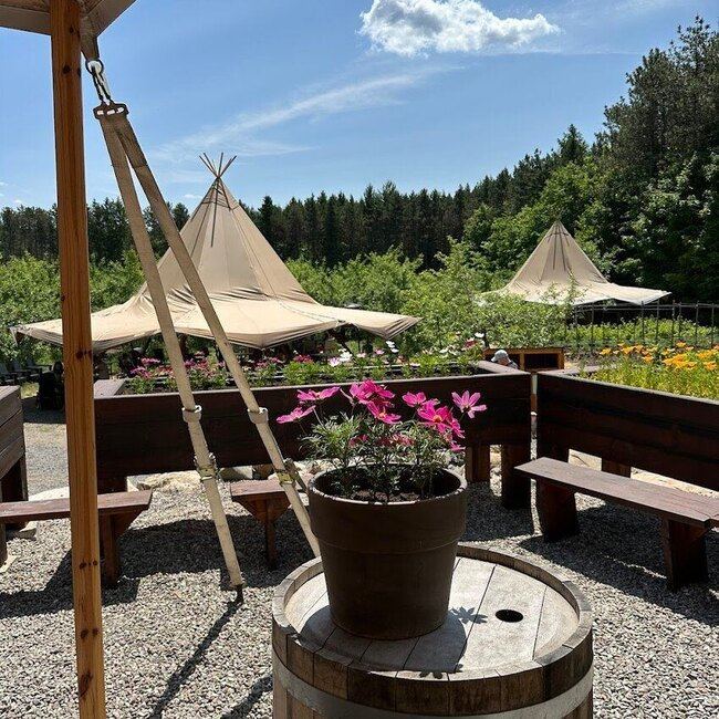 Cabane d'&agrave; Cot&eacute; / Cidrerie Au Pied de Cochon - Restaurants Familial / Enfants sont bienvenus Ouverts dimanche Laurentides (Rive-Nord)