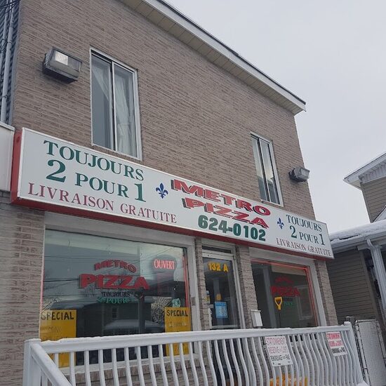 M&eacute;tro Pizza - Poutine, Bagels Restaurants in Laval