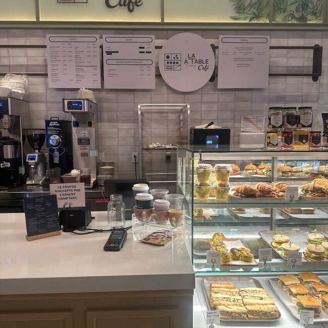 Caf&eacute; &agrave; La Table - Restaurants in Royalmount