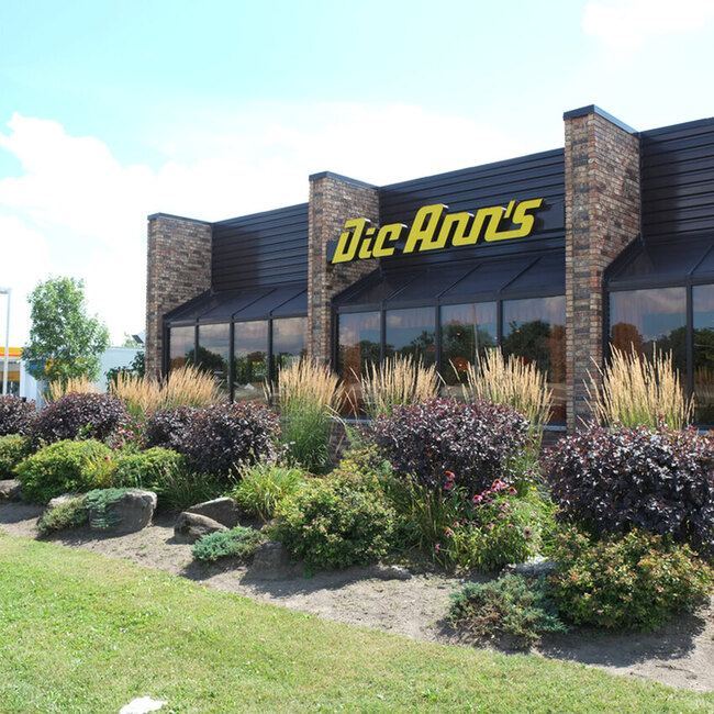 Dic Ann's Hamburgers - Restaurants pr&egrave;s de: H1L1E5