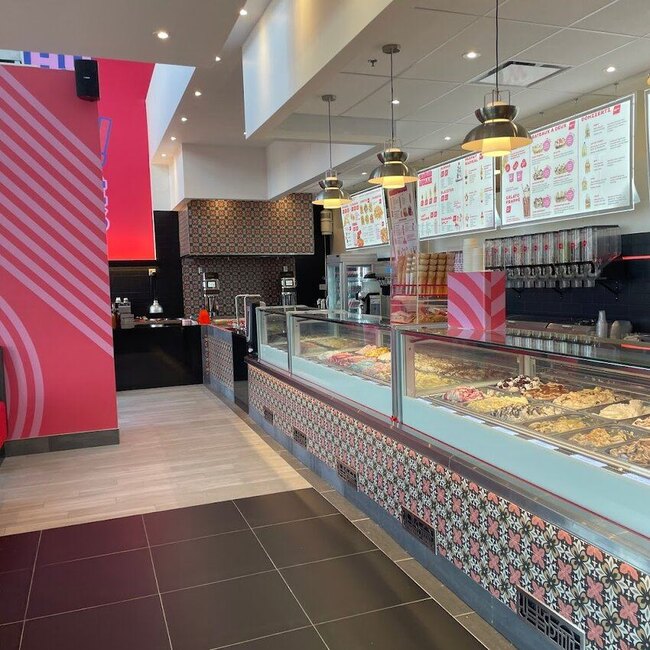 Radikal Dezzertz - Pointe-Claire Wheelchair Accessible Entrance Restaurants