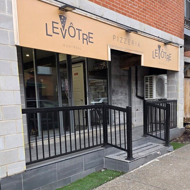 Pizzeria Le votre - Restaurants D&eacute;jeuners pr&egrave;s de: H2S2P7