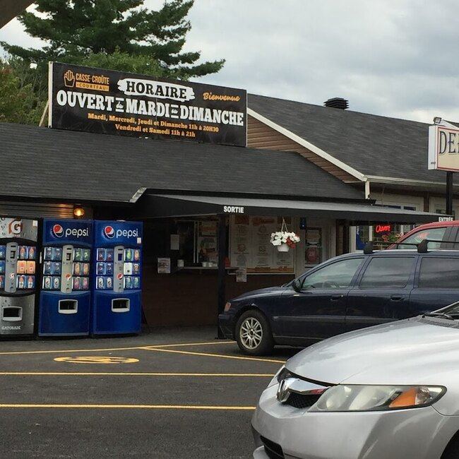 Casse-Cro&ucirc;te Courteau - Trois-Rivi&egrave;res Takeout Available Open Sunday Restaurants