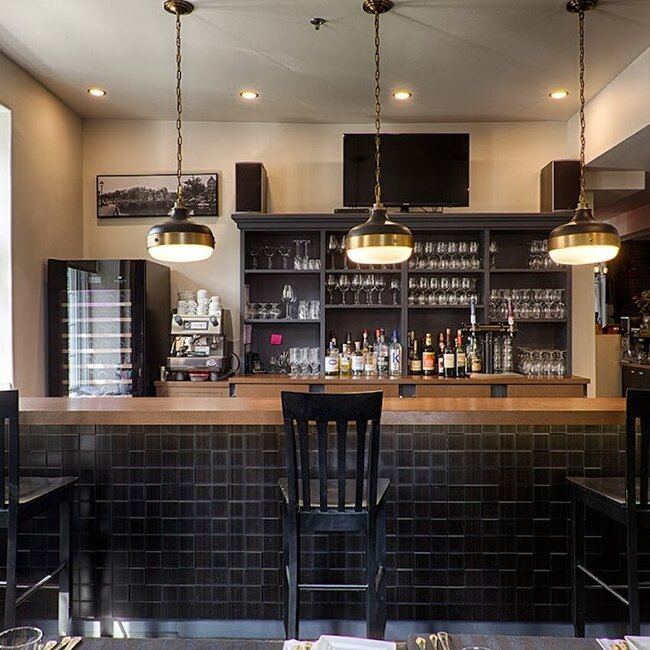 Restaurant Bistro L'Anc&ecirc;tre - Restaurants pr&egrave;s de &Eacute;l&eacute;gance Trois-Rivi&egrave;res 2026 - 5e concours de voitures de collection