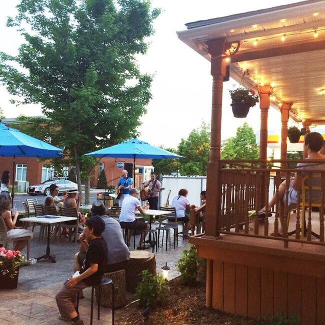 Cr&egrave;merie et caf&eacute; Monsieur Hibou - Restaurants Entr&eacute;e accessible aux fauteuils roulants Ouverts midi Saint-Bruno-de-Montarville