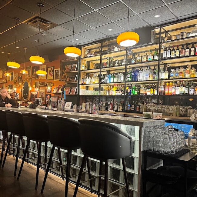 Bernie's Pizza Martini Bar - Restaurants près de: H9B1M5