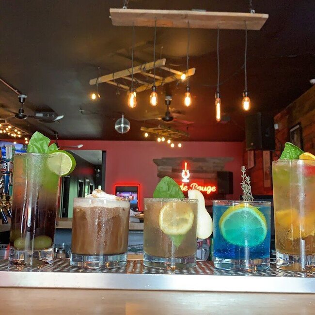 Le Pub Code Rouge - Restaurants in Lachute