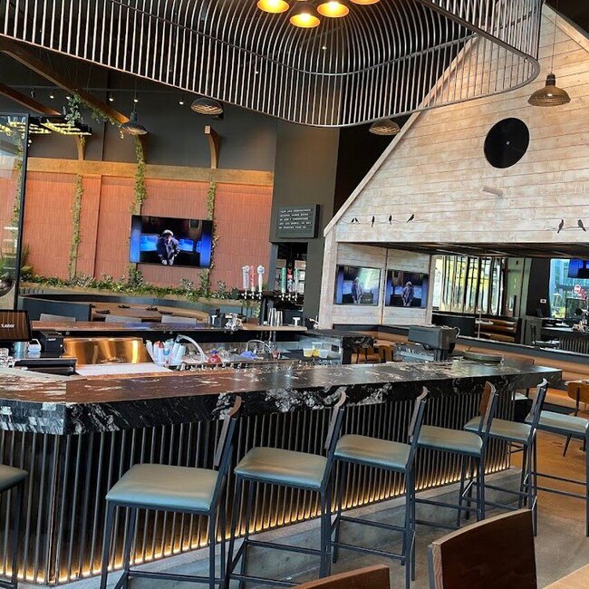 Birdhouse Wingerie & Bar - Poutine, Delis Restaurants in Laval