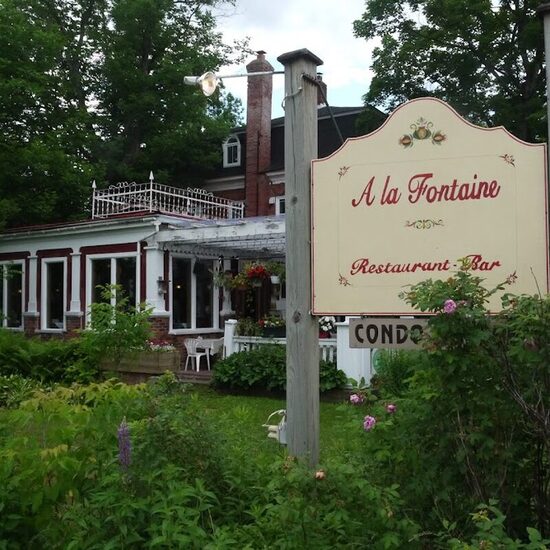 Restaurant à la fontaine - Restaurants Grecs, Salades de Montréal