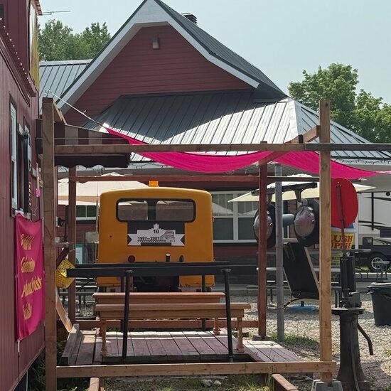 Le Wagon de Charette - Poutine, Tea Restaurants in Montreal