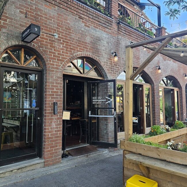 Le R&eacute;servoir - Montreal Vegetarian Open Late Restaurants