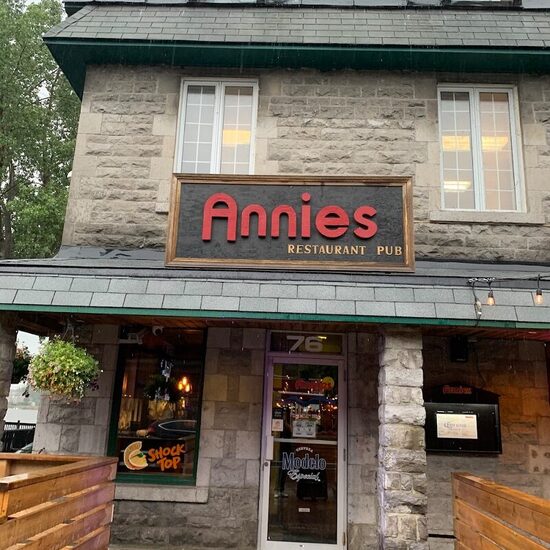 Annies Sur-Le-Lac - Restaurants in Montreal