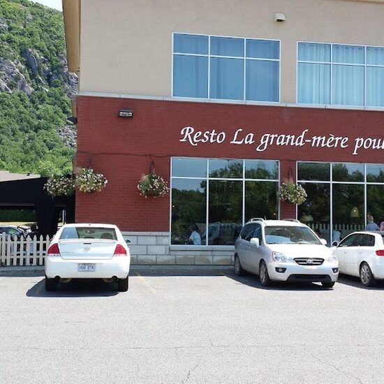 Resto La Grand-M&egrave;re Poule - Breakfast, BBQ, Poutine Restaurants in Montreal