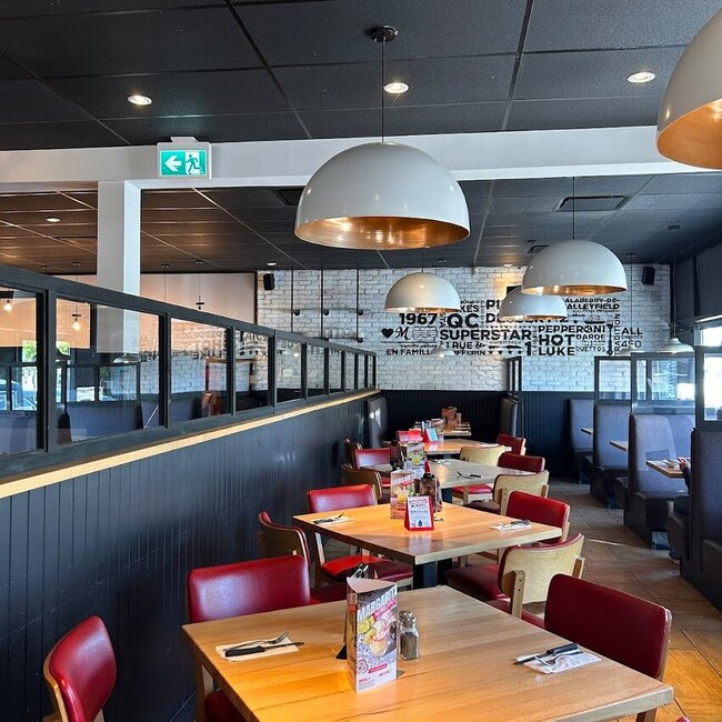 Toujours Mikes - Restaurants P&acirc;tes, Fish & Chips de Montr&eacute;al