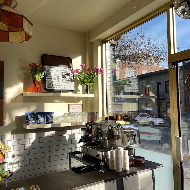 Disco Mayo D&icirc;nette & &Eacute;picerie - Poutine, Caf&eacute;s Restaurants Near: H2S3C8