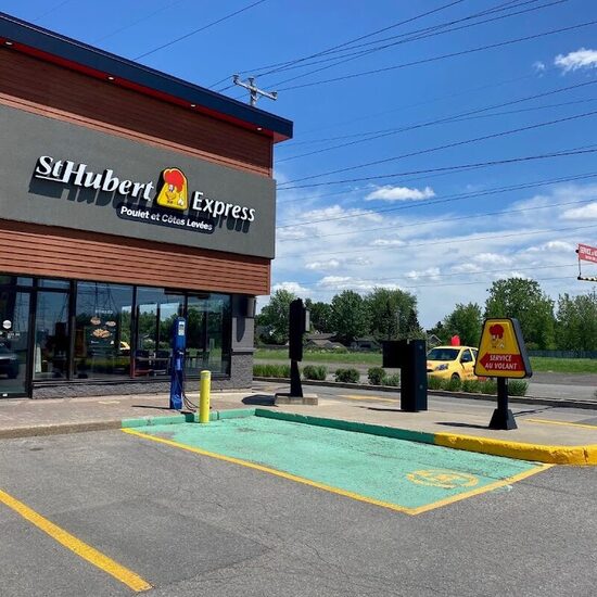 Rôtisserie St-Hubert Express - Restaurants Entrée accessible aux fauteuils roulants de Vimont