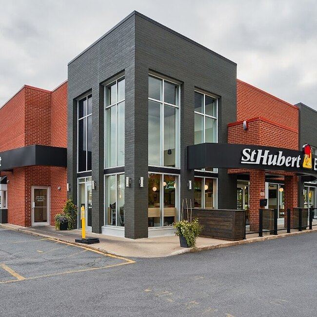 Rôtisserie St-Hubert Express - Poutine Terrace in Longueuil