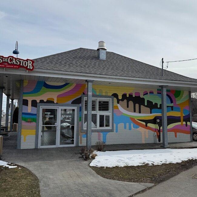 Sign&eacute; Cr&egrave;me - Cr&egrave;merie - Laurentians (North Shore) Takeout Available Open Monday Restaurants