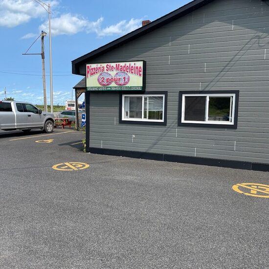 Pizzeria Ste Madeleine 2 pour 1 - Restaurants in Montreal