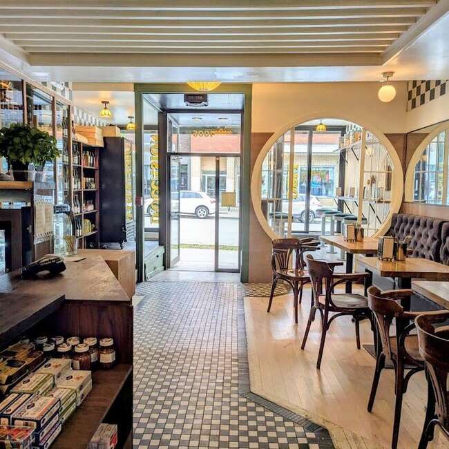 Deli d'Occasion - Restaurants Deli, Poutines, Bubble tea (th&eacute; aux perles) pr&egrave;s de: H4E4H2