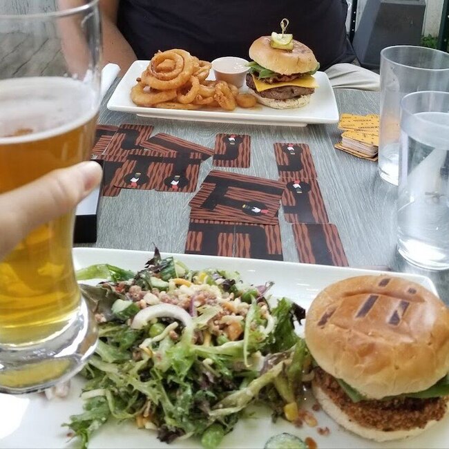 Le Joker Pub Ludique - Restaurants pr&egrave;s de: J6W2C8