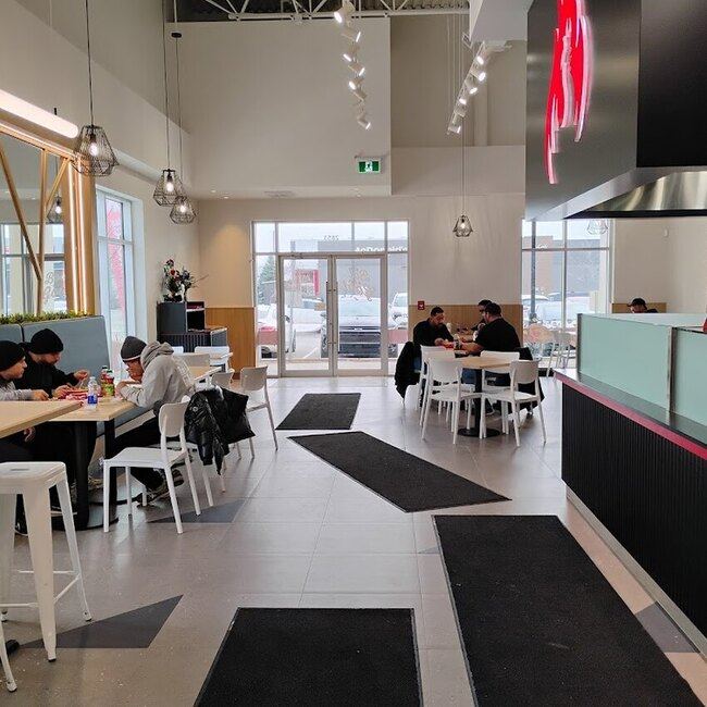 Poulet Rouge - Poutine in Duvernay