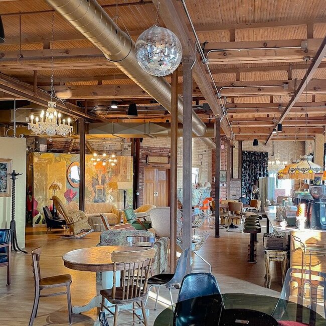 Le Loft Caf&eacute;-Coworking - Poutine, Caf&eacute;s, Breakfast Restaurants Near: H3C2B2