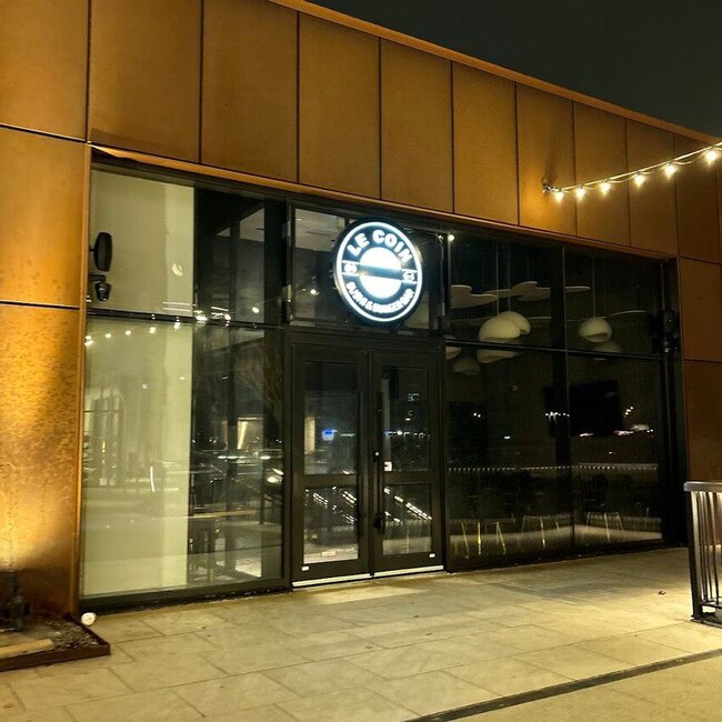 Le Coin Sushi & Burger Bar - Restaurants Near: H4L3M3