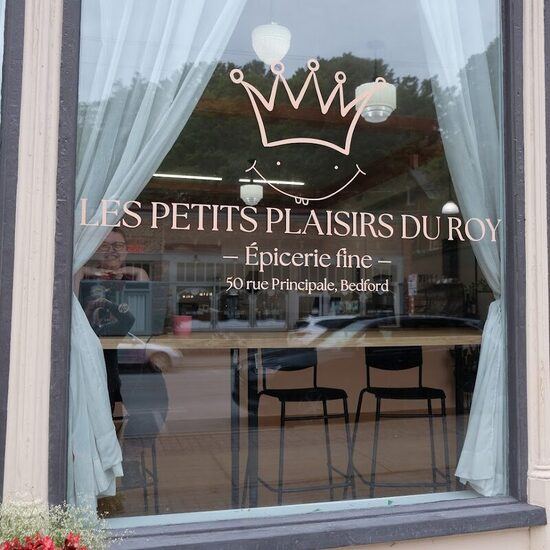 Les Petits Plaisirs du Roy - Poutine, Sandwiches Restaurants in Montreal