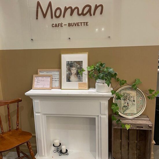 Sign&eacute; Moman Restaurant