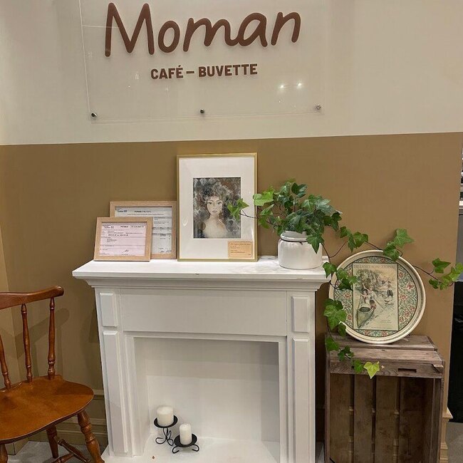 Sign&eacute; Moman Restaurant