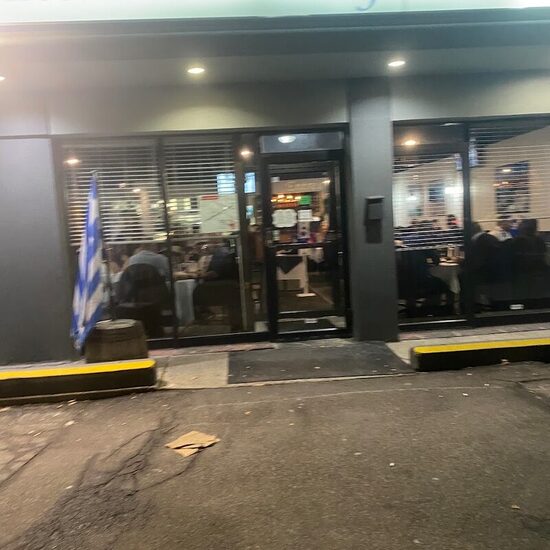 Tripolis - Restaurants Entrée accessible aux fauteuils roulants de Laval