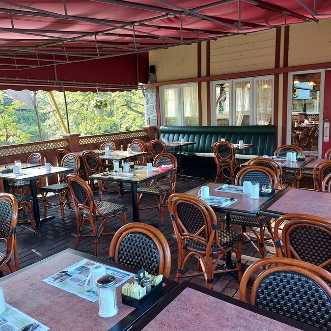 Le Coq Chantant Restaurant