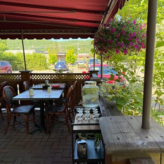 Le Coq Chantant - Breakfast, Poutine, Cafés Restaurants in Montreal