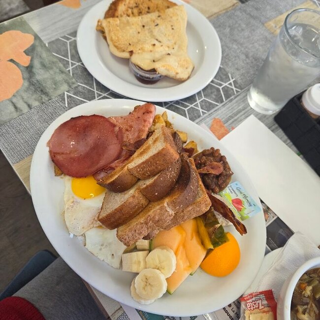 Le Lève Tôt Restaurant Mont-Laurier, QC