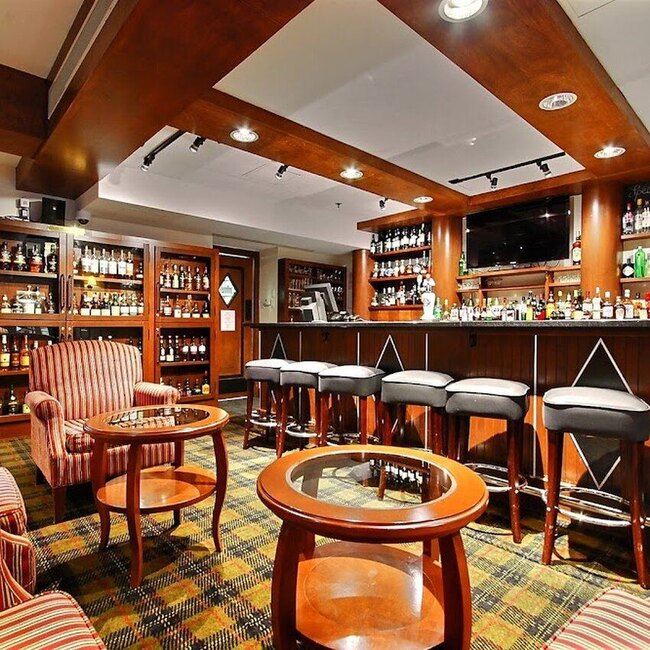 McMasters Scotch Bar - Restaurants pr&egrave;s de: J8E1E1