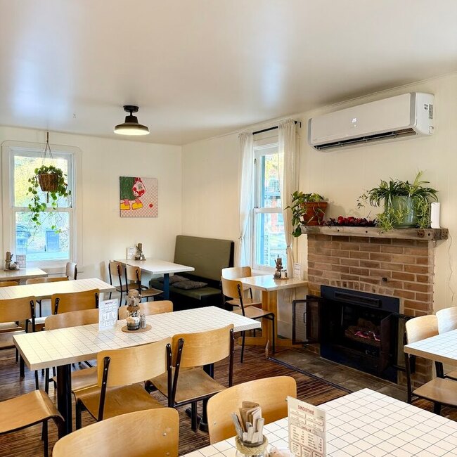 Charlotte caf&eacute; - Mont-Tremblant Brunch Restaurants