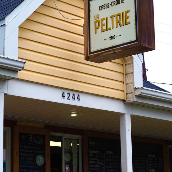 Casse-croûte La Peltrie - Restaurants Américains, Burgers, Réconforts, Poutines, Poulet-Frit de Québec