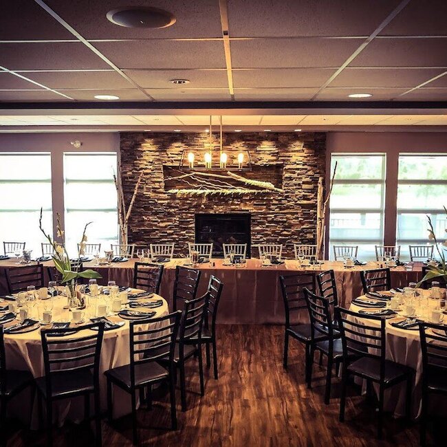 ALE - Amberwood Lounge & Eatery - Wood Restaurants in Montreal