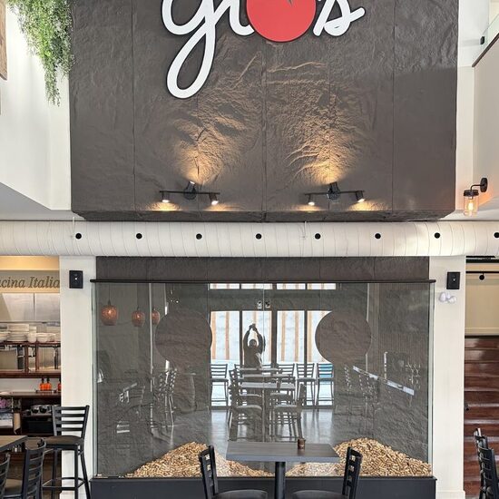 Gio's Restaurant - Takeout Available Restaurants in Saint-Sauveur