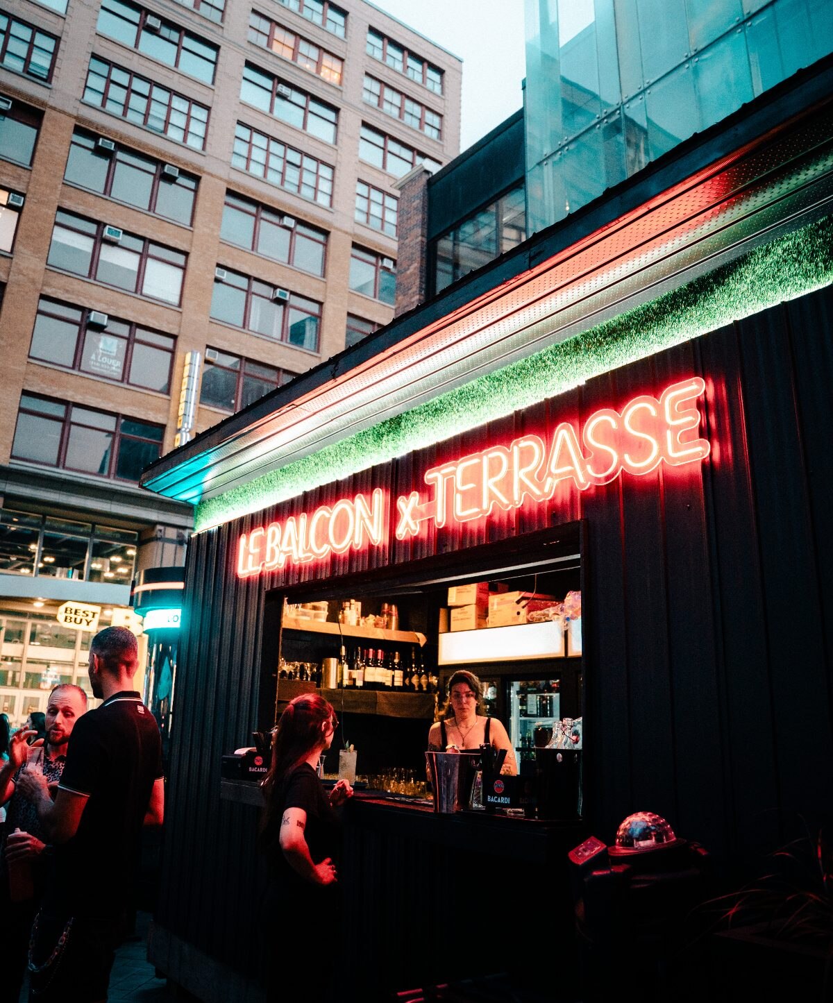 Le Balcon Is Back With Its Beautiful Music Terrace in the Heart of Montreal