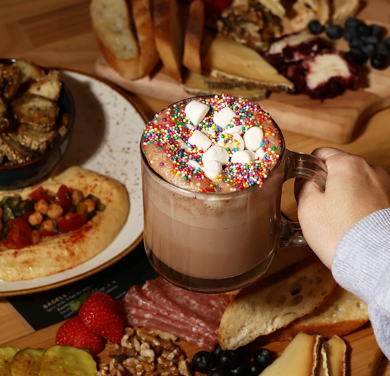 Les boissons festives incontournables à Montréal : chocolats chauds, lattés et créations de saison à savourer cet hiver Les boissons festives incontournables à Montréal : chocolats chauds, lattés et créations de saison à savourer cet hiver