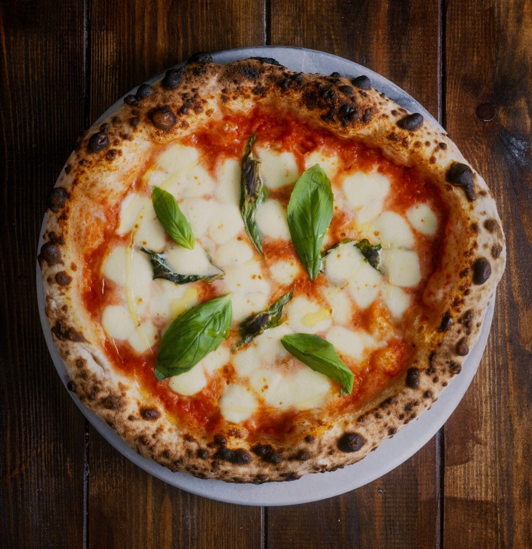 Les meilleures pizzas napolitaines au four à bois à Montréal