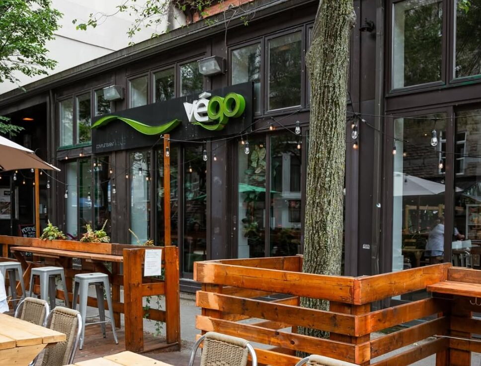 Resto Végo annonce la fermeture de son adresse de la rue Saint-Denis après près de 50 ans.