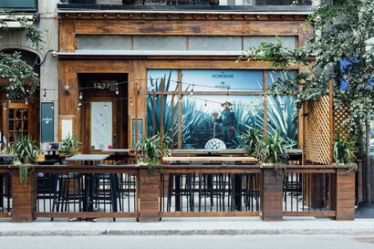 Cocktails, terrasse et ambiance estivale au Bar Dominion